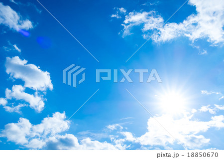 層雲 積雲 秋の空 一般的な空と雲 白い雲と青い空 背景素材 コピースペース 文字スペース 層雲 積雲 秋の空 一般的な空と雲 白い雲と青い空 背景素材 コピースペース 文字スペース 18850670