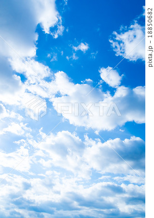 層雲 積雲 秋の空 一般的な空と雲 白い雲と青い空 背景素材 コピースペース 文字スペース 層雲 積雲 秋の空 一般的な空と雲 白い雲と青い空 背景素材 コピースペース 文字スペース 18850682
