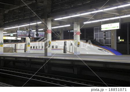 大宮駅に停車中の北陸新幹線E7系 18851071