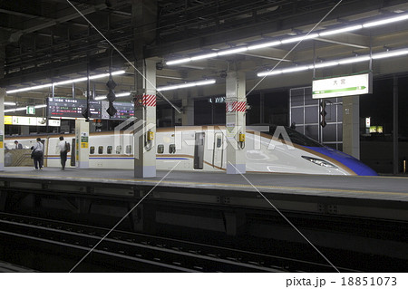 大宮駅に停車中の北陸新幹線E7系 18851073