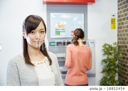 ATMを使う女性 ATMを使う女性 18852454