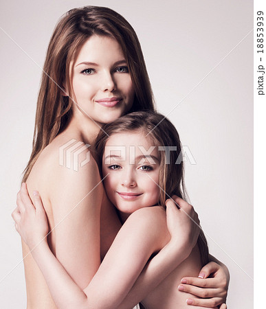 mom and littel naked daughter Beautiful naked mother and small daughter の写真素材 ...