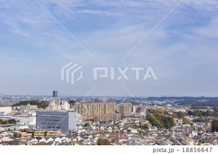 高尾駅周辺の住宅街から都心を望む 18856647