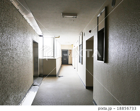 マンションの廊下 18856733