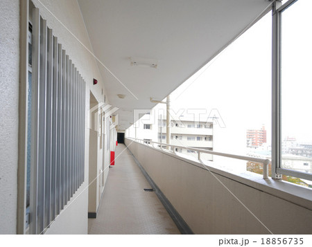 マンションの廊下 マンションの廊下 18856735