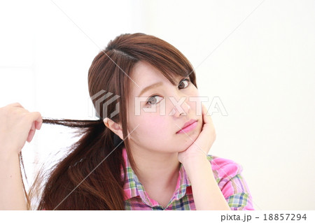 考え事をする若い女性の顔アップ 普通顔 の写真素材