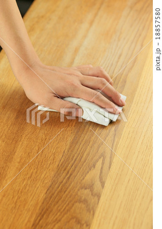 テーブルの手入れ テーブルの手入れ 18857580