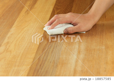 テーブルの手入れ 18857585