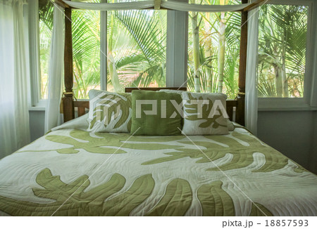 ハワイアン・キルトのベッドルーム 18857593