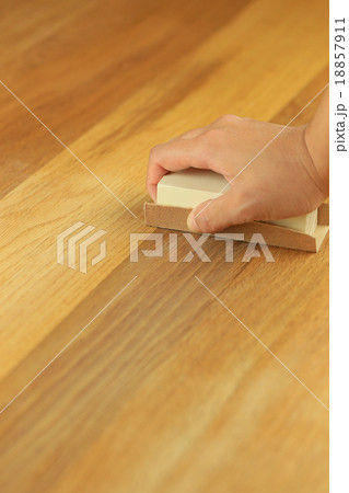 テーブルのやすりかけ テーブルのやすりかけ 18857911