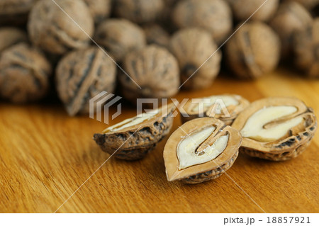 割れたクルミ 18857921
