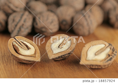 割れたクルミ 18857924