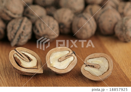 割れたクルミ 18857925