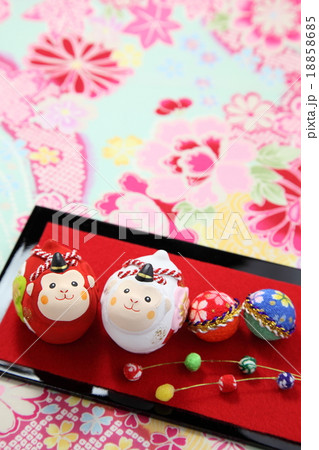 申年 年賀状素材 紅白 花柄バック 申年 年賀状素材 紅白 花柄バック 18858685