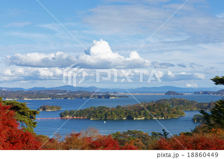 宮城県 自然景観 紅葉の松島 西行戻しの松公園より の写真素材