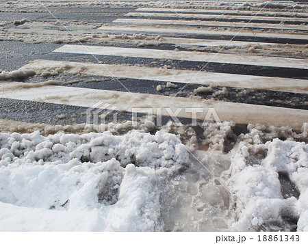 降雪後　都市の雪道 18861343