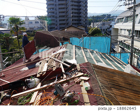屋根張り替え作業　トタン板を運ぶ作業員　屋根上 18862645