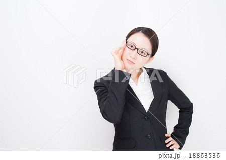 スーツ 女性 メガネの写真素材