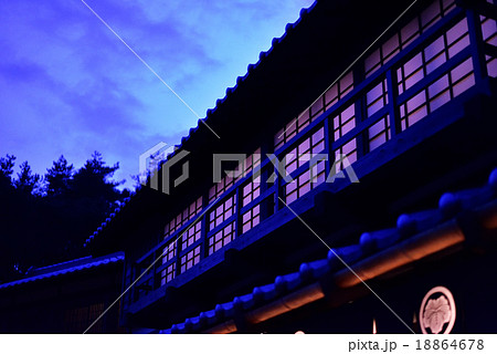 夕暮れの和風旅館 夕暮れの和風旅館 18864678