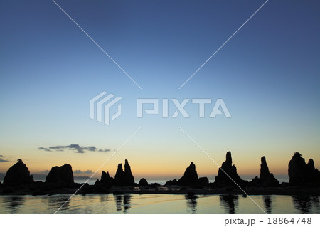 朝焼けの橋杭岩 18864748