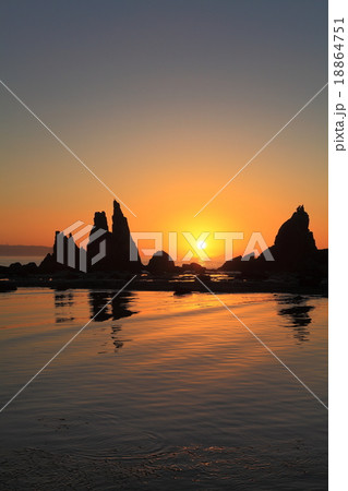 朝焼けの橋杭岩 18864751