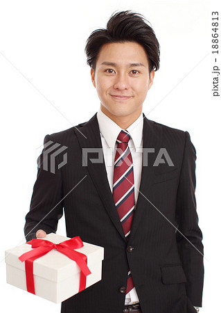 プレゼントとビジネスマン 18864813
