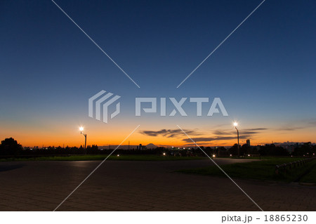 舎人公園、夕陽の丘の夕暮れ 舎人公園、夕陽の丘の夕暮れ 18865230