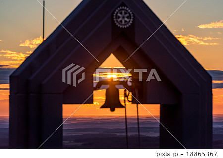 幸せの鐘の向こう側 18865367