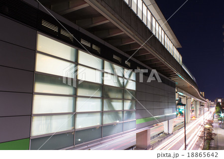 日暮里・舎人ライナー、西新井大師西駅の夜 日暮里・舎人ライナー、西新井大師西駅の夜 18865642