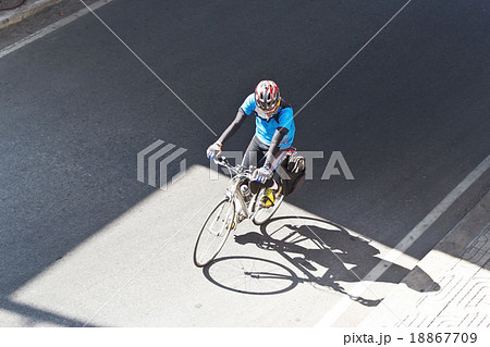 Man riding a bicycle in the city 18867709