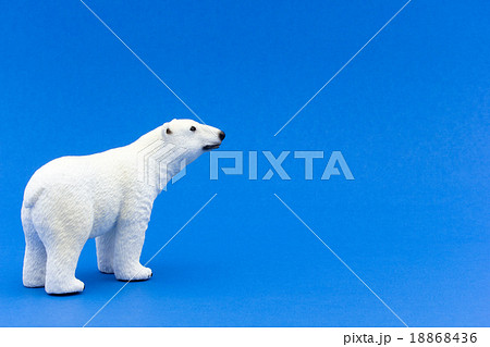 横向きの白熊 18868436