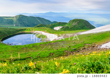 鳥海湖と美しい山並み 18869483