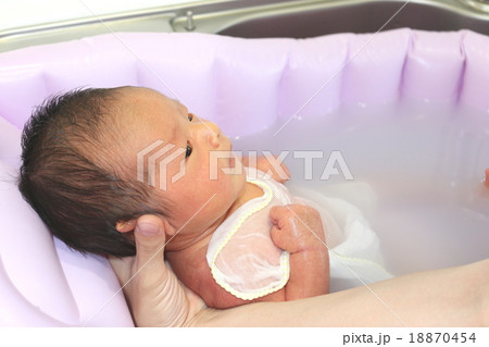 生後15日目の赤ちゃん 沐浴の写真素材