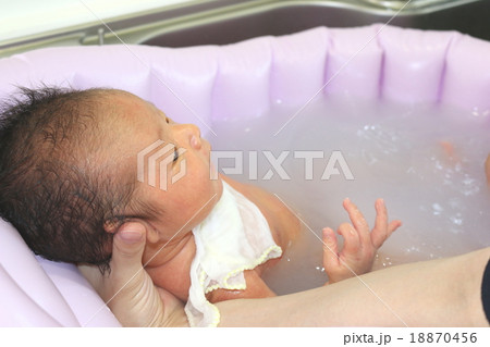 生後15日目の赤ちゃん 沐浴の写真素材