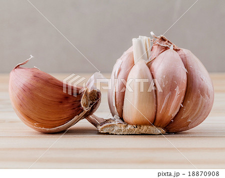 Close Up organic garlic with selective focus . Close Up organic garlic with selective focus . 18870908