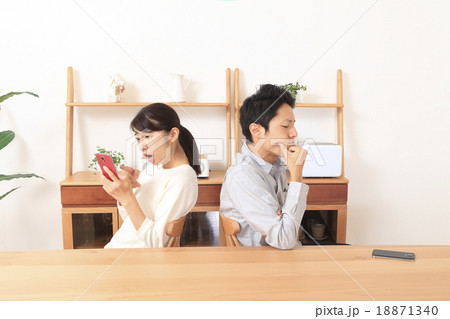 若い夫婦 18871340