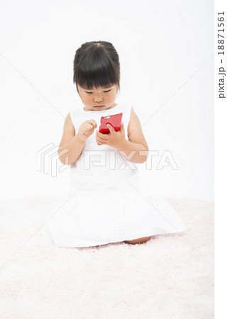 スマートフォンを使う女の子 18871561