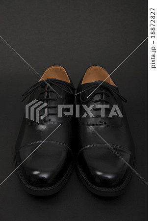 男性用の黒い革靴 男性用の黒い革靴 18872827