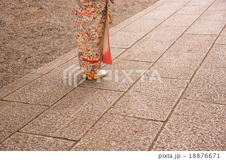 着物の女性の足元 18876671