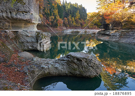 緑の川に反射する紅葉、塔のへつり、南会津、福島(広角撮影) 緑の川に反射する紅葉、塔のへつり、南会津、福島(広角撮影) 18876895