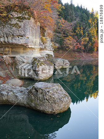 塔のへつりの紅葉 南会津 福島 縦構図 の写真素材 1769