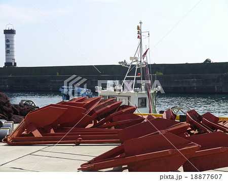 漁港 錨と網の巻き上げ作業中の作業員 漁港 錨と網の巻き上げ作業中の作業員 18877607