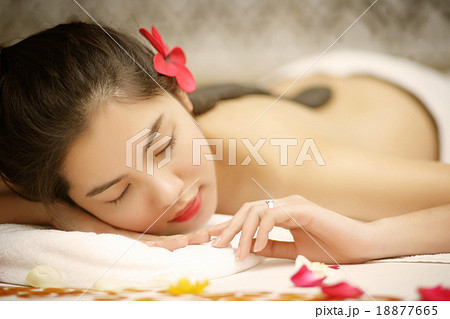 stone massage asia girl 18877665