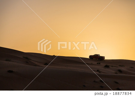 オマーンの砂漠を走る車の写真素材 1774