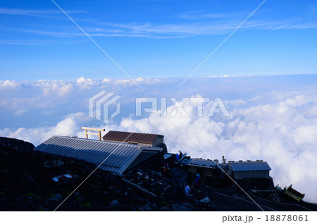富士山 雲海と山小屋 富士山 雲海と山小屋 18878061