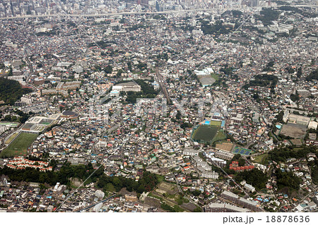 横浜の根岸線山手駅付近から石川町方向を空撮 18878636