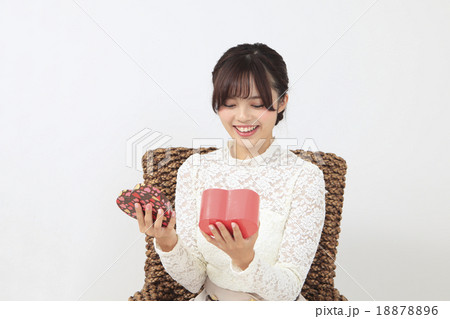 プレゼントを貰う若い女性 プレゼントを貰う若い女性 18878896