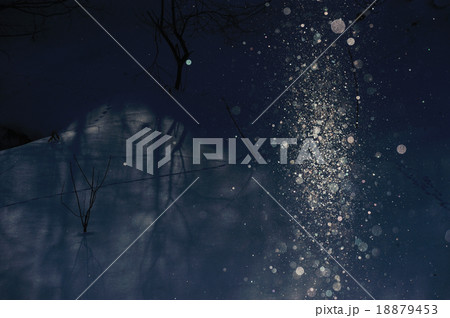 輝くサンピラー 18879453