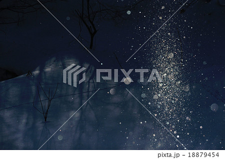 輝くサンピラー 18879454