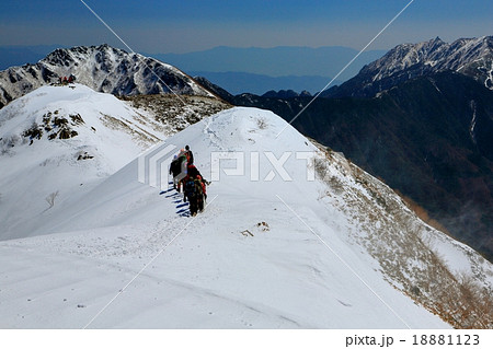南アルプス・仙丈ヶ岳の雪稜を行く登山者 18881123